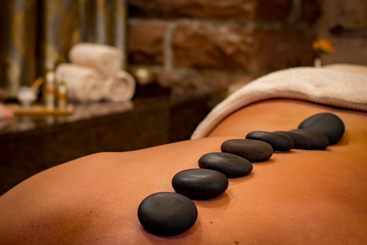 Wat is een hotstone massage en wat zijn de voordelen?